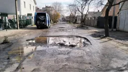 Щороку стає гірше: лучани скаржаться на дорогу, яку не ремонтували майже два десятки років (відео)