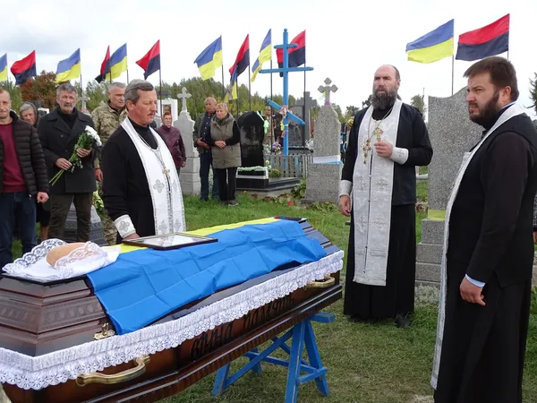 Вважався зниклим безвісти: на Волині попрощалися з воїном Михайлом Ткачуком (фото)