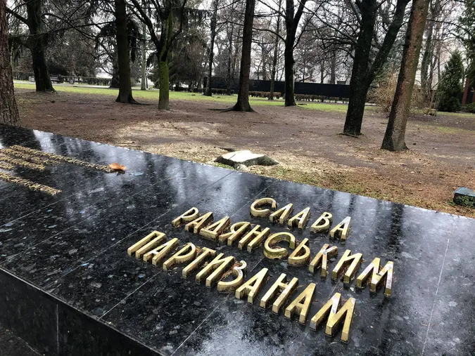 На меморіалі в Луцьку зрізали всохлі ялинки (фотофакт)