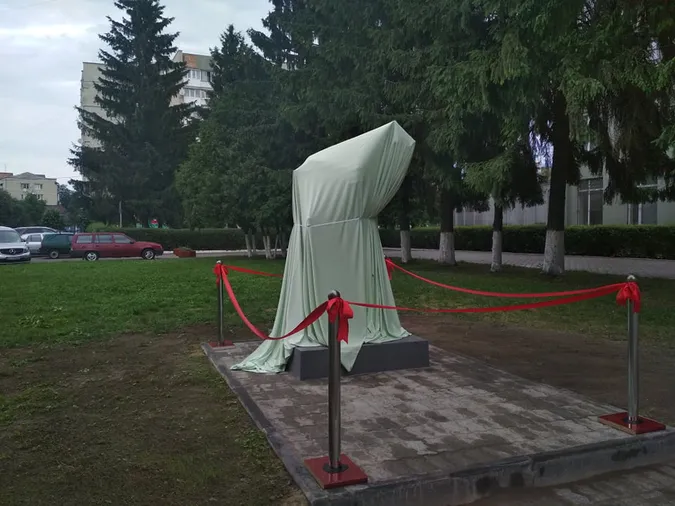 У Луцьку з’явилася скульптура студенту (фото, оновлено)