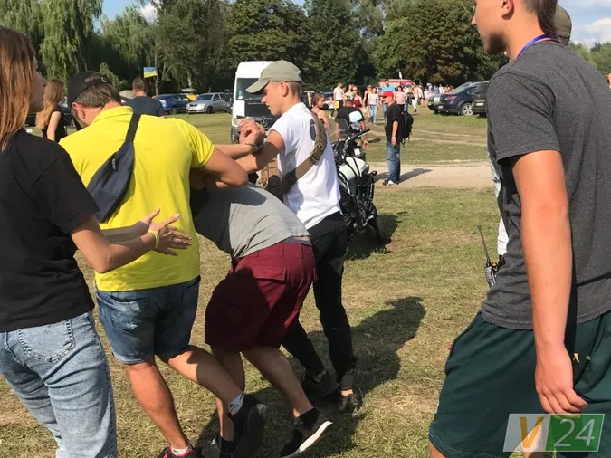 «Заривався» до охорони: на «Бандерштаті» зв'язали п'яного дебошира (фото)