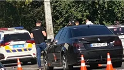 У Луцьку на переході BMW «наздогнала» авто патрульних (фото)