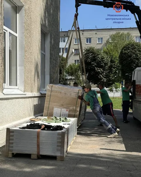 На даху пологового у Нововолинську встановлюють сонячну електростанцію (фото)