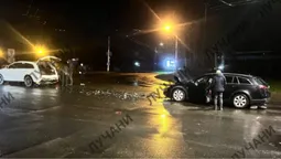 Уламки по всій дорозі: у Луцьку на Карбишева зіткнулися Audi та Opel (відео)