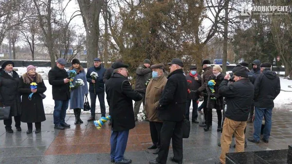 Квіти і Вічний вогонь: Луцьку вшанували пам'ять жертв Другої світової війни (фото, відео)