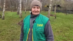 «Хто ходить на роботу – той живе»: 70-річна озеленювачка створює квітковий рай у Луцькому зоопарку