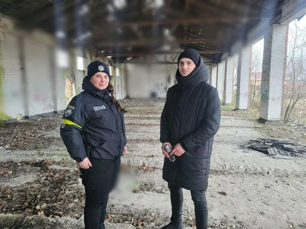 У Володимирі поліцейські замалювали рекламу наркотиків (фото)