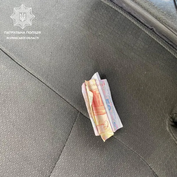 На Волині водій вантажівки кинув до поліцейського авто 150 гривень (фото)