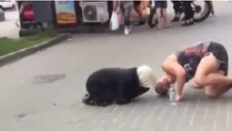 Столична бабуся-жебрачка виявилась вусатим чоловіком (відео)
