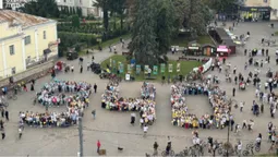 На Театральному майдані лучани «вишили» річницю свого міста