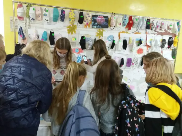 Боратинські школярі шиють маски для себе та своїх рідних