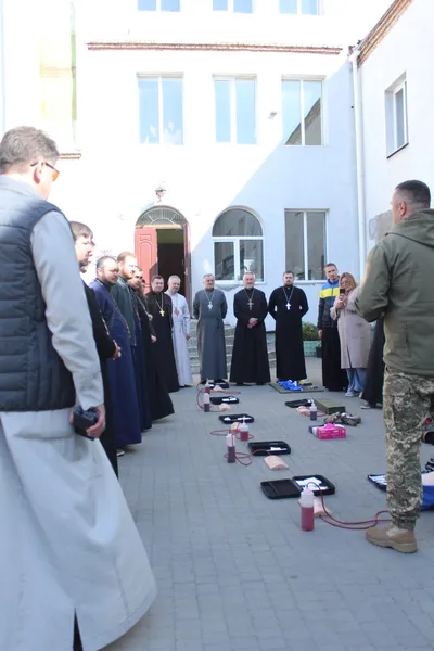 Рятівники у рясі: у Луцьку капелани вчаться рятувати не лише душі, а й життя (фото)