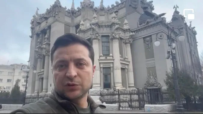 «Ніяку зброю ми не складемо», – Зеленський закликає не вірити фейкам