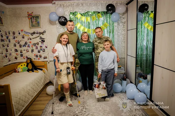 Волинські поліцейські зворушливо привітали з Днем народження сина загиблого побратима (фото)