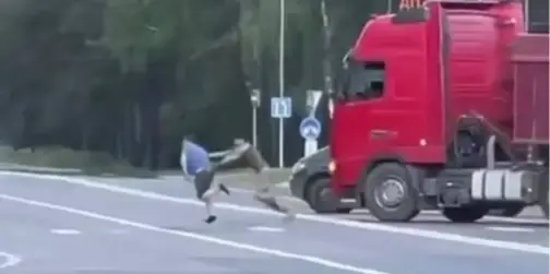 Конфлікт із ТЦК на Волині: водій вантажівки застосував газ і протаранив авто військових (відео)