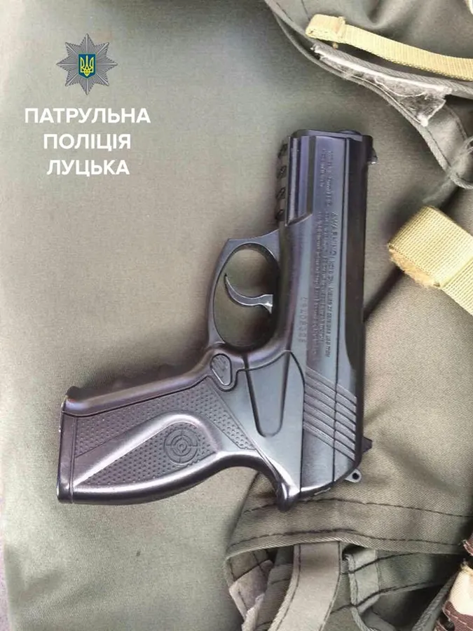 П'яний лучанин налякав працівників магазину іграшковим пістолетом (фото)
