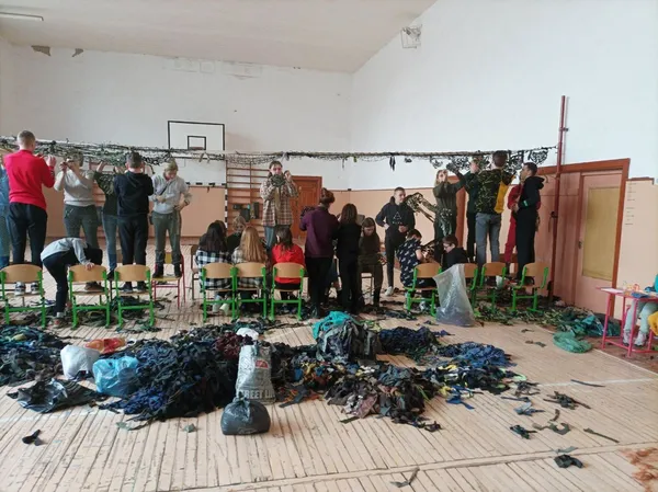 Шиють наколінники і годують блокпости: діти і дорослі волонтерять на Волині (фото)