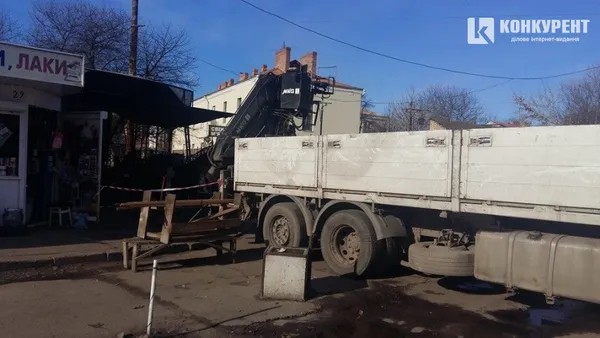 Біля Центрального ринку в Луцьку зносять кафе