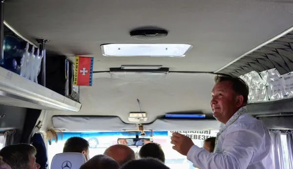 Євген Дудка у дорозі спілкувався з усіма гостями і встиг обійти усі 5 автобусів