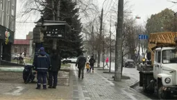 У центрі Луцька монтують ще одну розумну зупинку