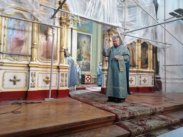 Свічки, молитва й соціальна дистанція: як у луцькому соборі святкують Благовіщення (фото)