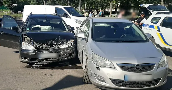 ДТП у Луцьку: не поділили дорогу Opel і Ford (фото)