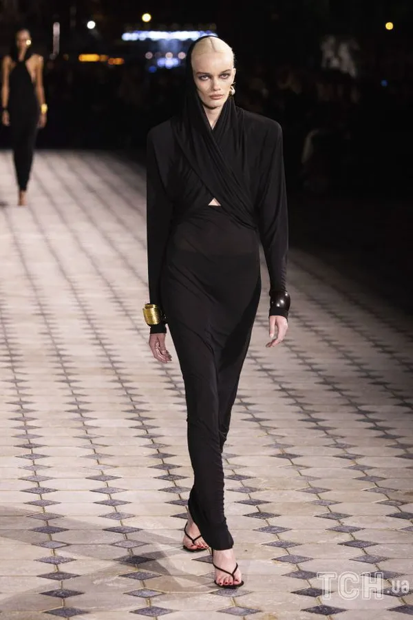 Шкіряні тренчі, косухи та довгі «голі» сукні: Дім Saint Laurent презентував колекцію весна-літо 2023