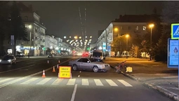 У центрі Луцька пенсіонер на «мерсі» збив кур'єра Glovo (фото)