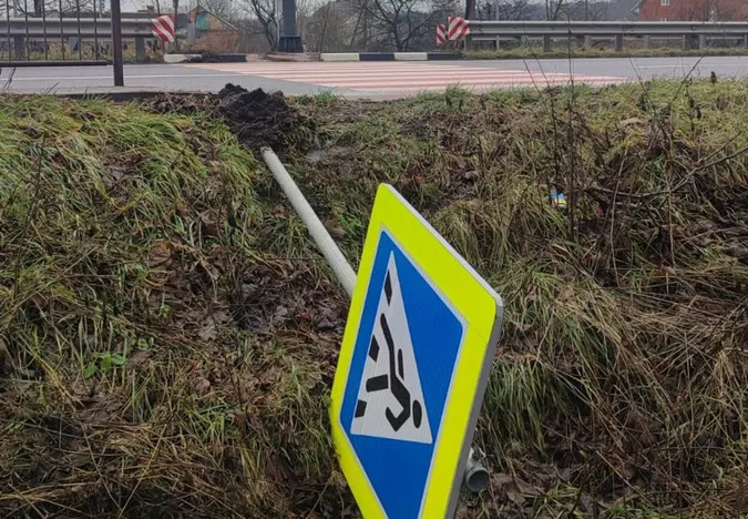 На дорозі під Луцьком вандали збили п’ять стійок з дорожніми знаками (фото)