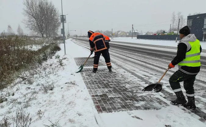На дороги Волині випустили снігоприбиральну техніку (фото)