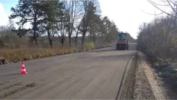 Показали, як у Шацьку ремонтують дорогу і вдень, і вночі