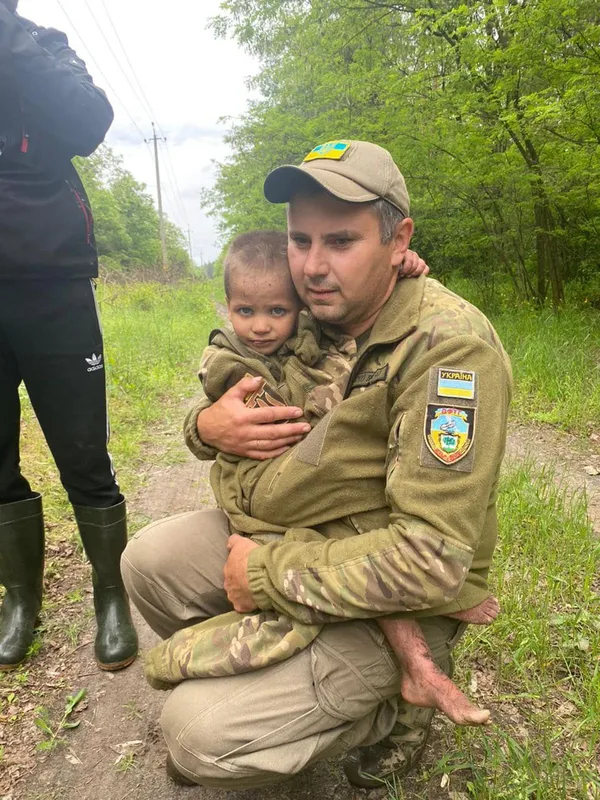 Шукали понад тисяча людей: у лісі знайшли дворічну дівчинку (фото)