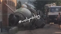 На Волині у яму провалився кількатонний автомобіль-міксер (фото)