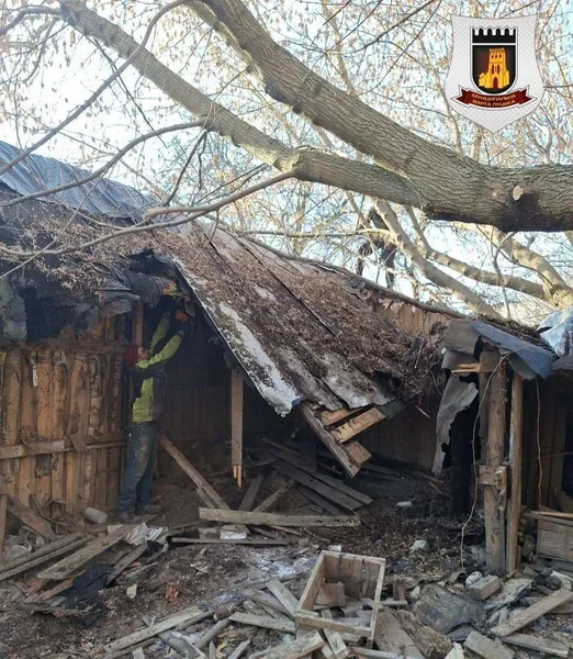 У Луцьку муніципали розвалили старі халабуди на Дубнівській (фото)