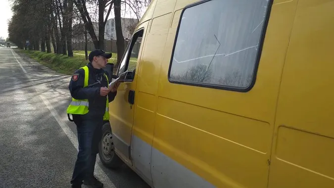 Солдата, який зі зброєю втік з військової частини на Волині, шукають другу добу