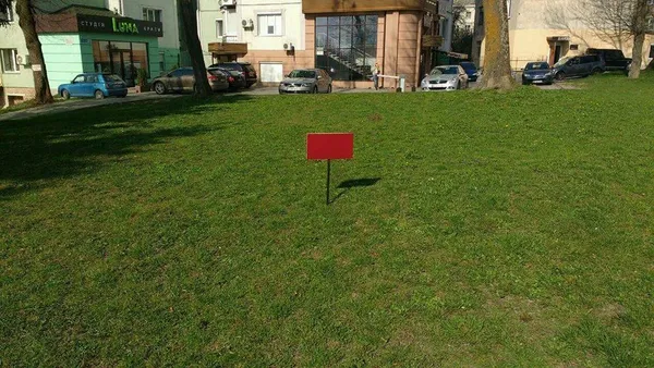 Таблички про вигул собак у Луцьку зафарбували червоним (фото)