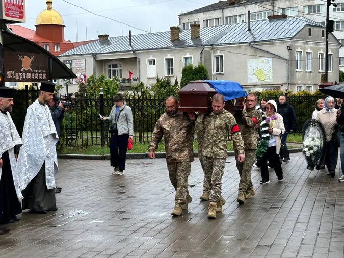 Загинув на Донбасі: у Луцьку попрощались з Героєм Андрієм Васюрою (фото)