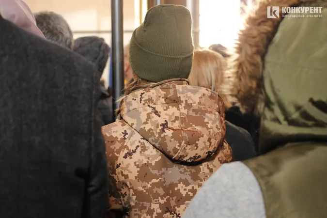 Зі сльозами та на колінах: Луцьк попрощався з трьома своїми Героями (фото, відео)
