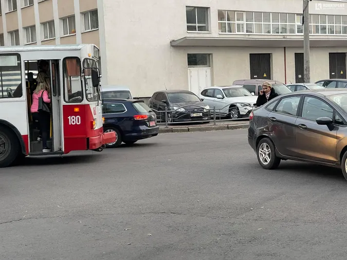 У центрі Луцька тролейбус протаранив авто (фото)