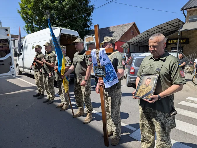 Ковель навколішки попрощався з загиблим на Сумщині Ростиславом Шевчиком