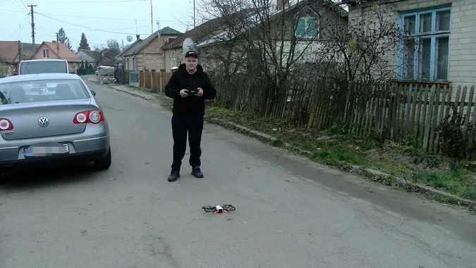 На Волині майстер СТО модернізує дрони та лагодить авто для ЗСУ (відео)