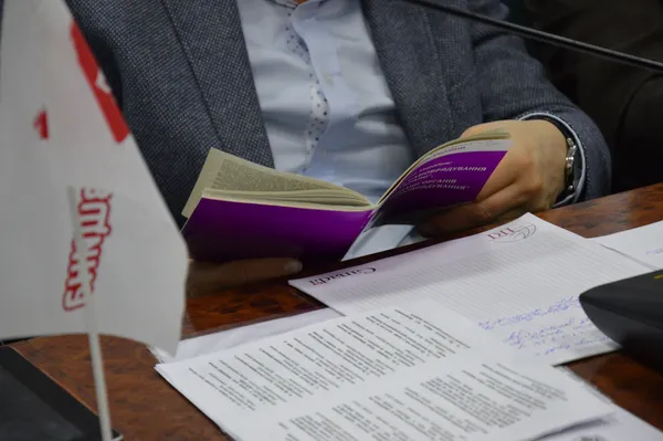 .. а Андрій Козюра від конспектів перейшов до читання