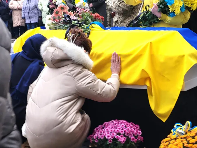 Багато квітів та сліз: у Ковелі попрощалися із захисницею Мариною Ізотовою (фото)
