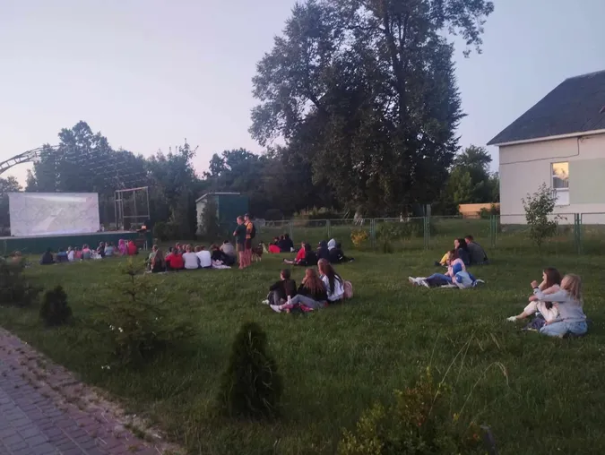 Дивились всім селом: на Волині просто неба організували показ серіалу «Спіймати Кайдаша» (фото)