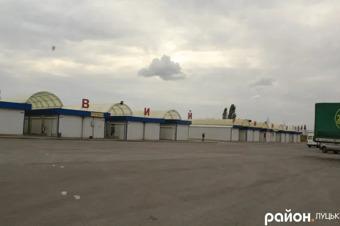 Контейнери підприємців зі Старого ринку, які не захочуть переїжджати, демонтують