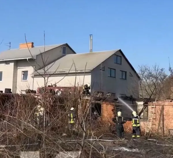 Горів сухостій, вогонь перекинувся на будинок: що відомо про пожежу у Луцьку на Вишкові
