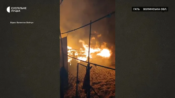 Згорів хлів та загинула худоба: в Луцькому районі родина волонтера оговтується після пожежі (відео)