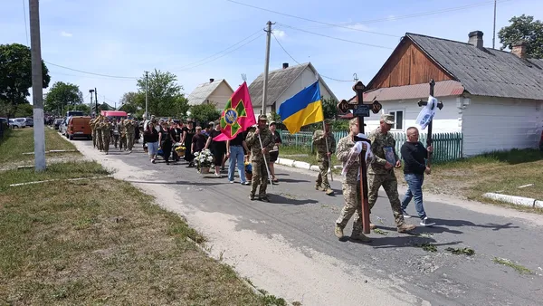 Сиротами залишилися три донечки: на Волині попрощалися з воїном Андрієм Григолою (фото)
