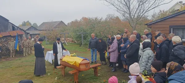 Життя обірвав ворожий дрон: на Волині  попрощалися з воїном Віталієм Левчиком (фото)