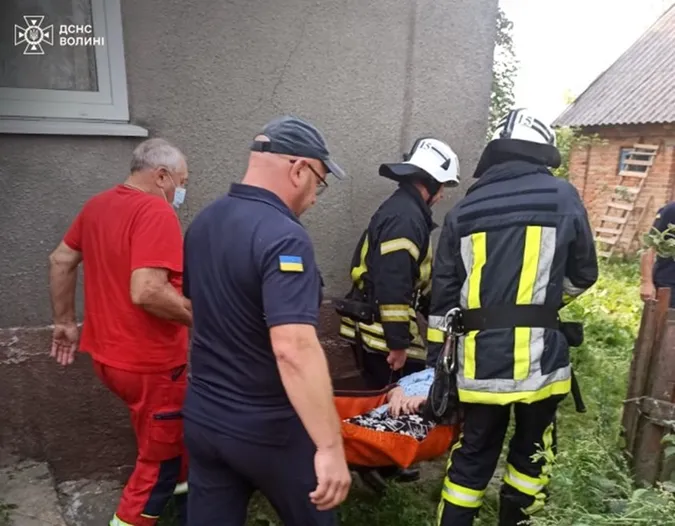 На Волині рятували стареньку, яка впала і не могла встати